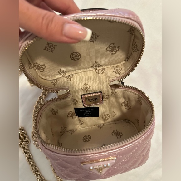 Guess - Picture 3 of 4